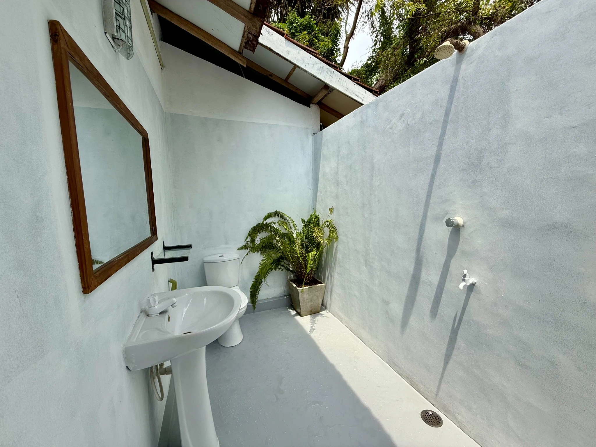 Valampuri Essential Double bathroom natural light