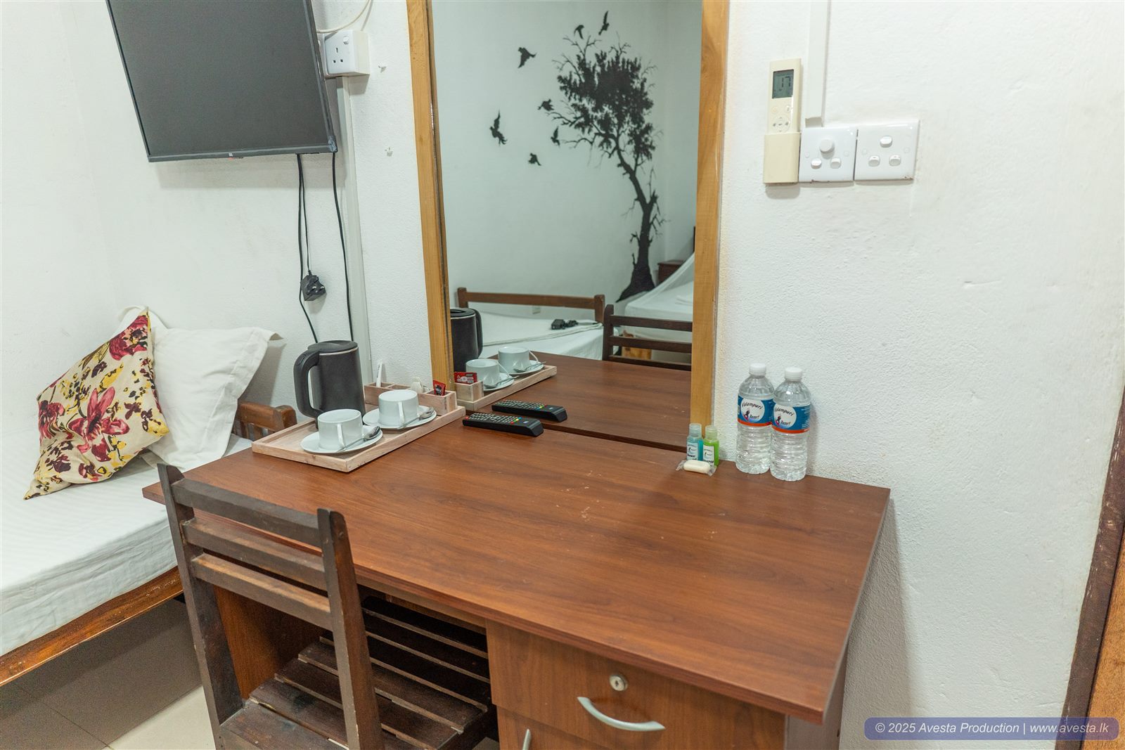 Desk with tea and amenities in the Poolside Comfort Chalet